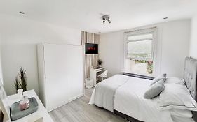 Modern Room In Centrally Located Apartment - Room 4